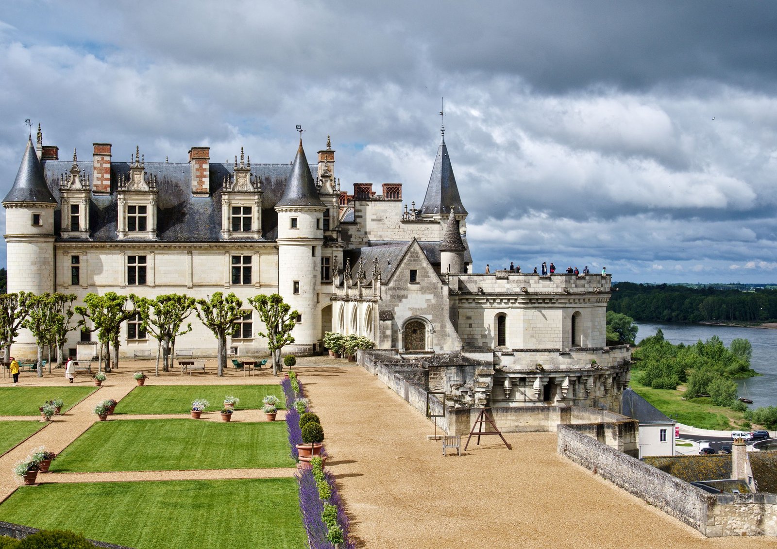 Château d’Amboise surplombant la Loire – visite avec chauffeur VTC